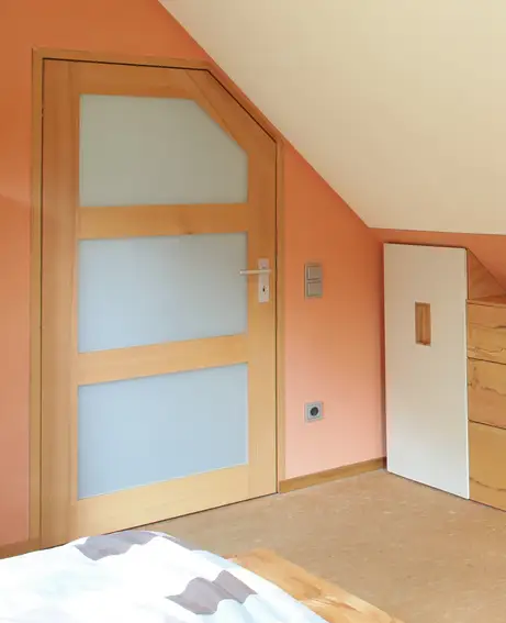 Angepasste Tür an die Dachschräge Angepasste Tür an die Dachschräge