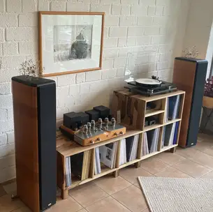 Abgestuftes Hifi-Lowboard mit Plattenturm