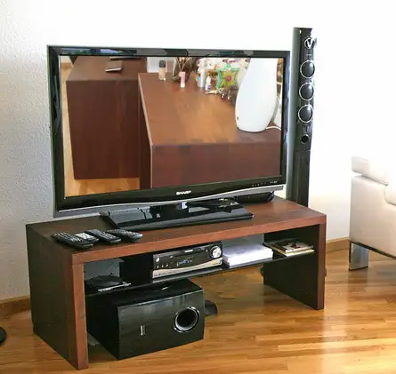 TV-Möbel mit Fingerzinken in Thermobuche 