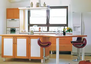 Weiß pulverbeschichtetes Blech im Holzrahmen