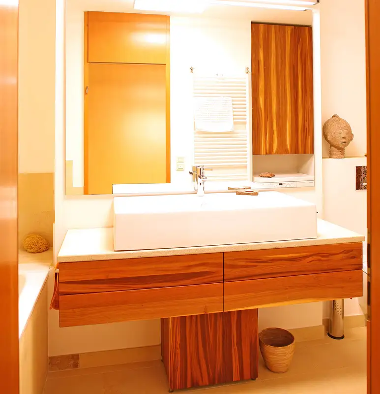 Zwetschgenholz im Badezimmer