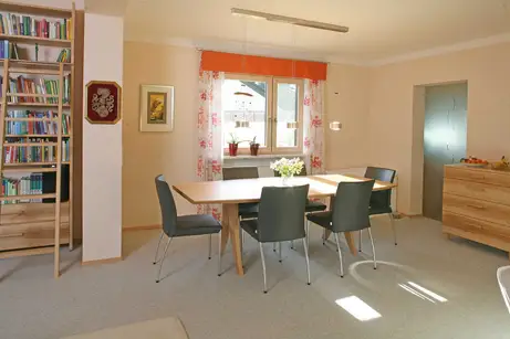 Essplatz neben dem Bücherregal 