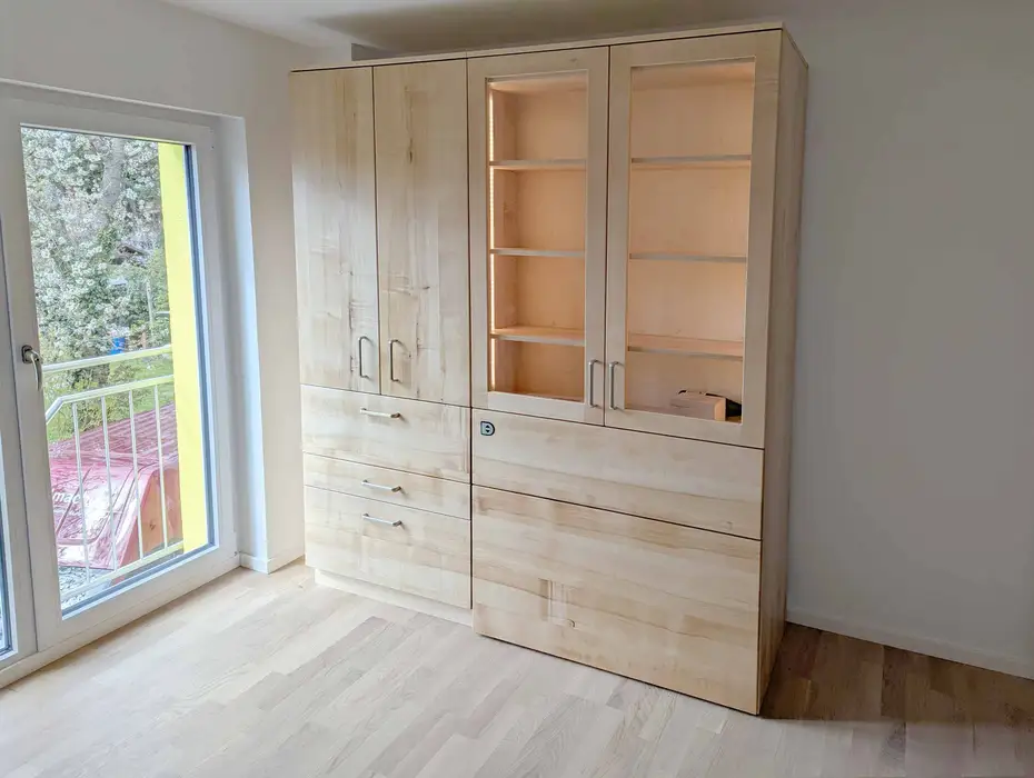 Elektrisches Schrankbett in Vitrine untergebracht 