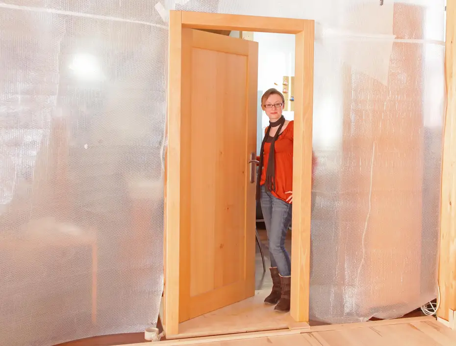 Nina in der Staubtrenntür während des Bodenlegens Nina in der Staubtrenntür während des Bodenlegens