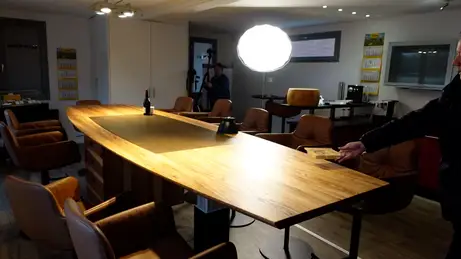 Höhenverstellbarer Konferenztisch aus Massivholz 