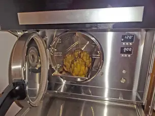 Druckdampfgarer macht Artischocken