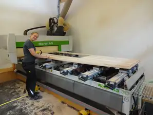 Sophia an der CNC-Maschine Sophia an der CNC-Maschine