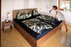 Nussbaumbett mit Lederkopfteil 