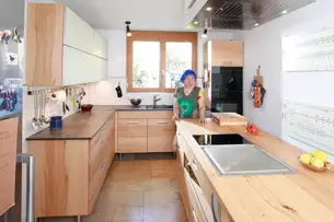 Küche mit Maske und Rechenschieber