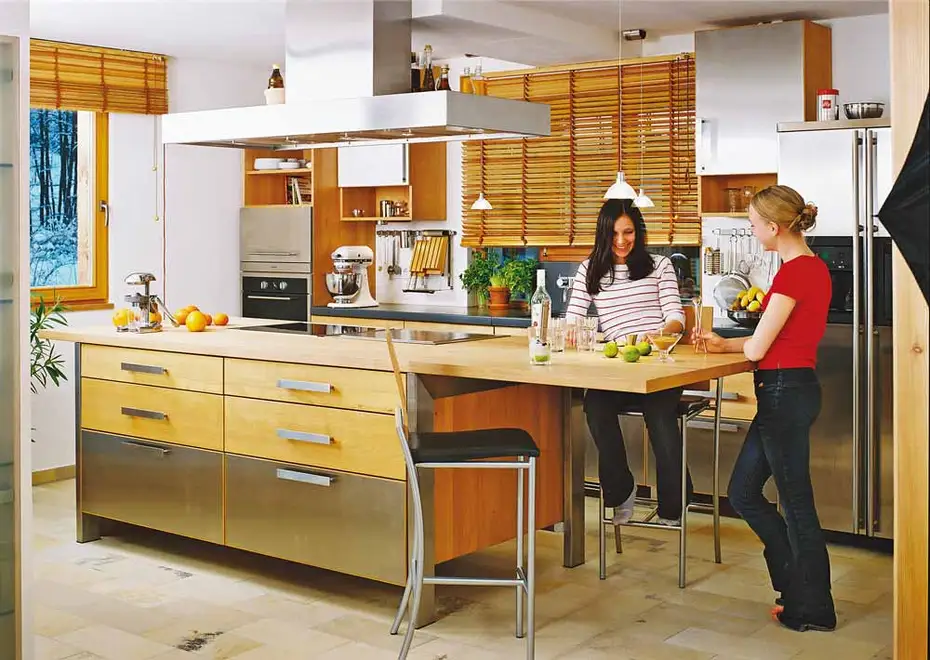 Moderne Holzküche oder Massivholzküche mit Edelstahlfronten und edler Kochinsel