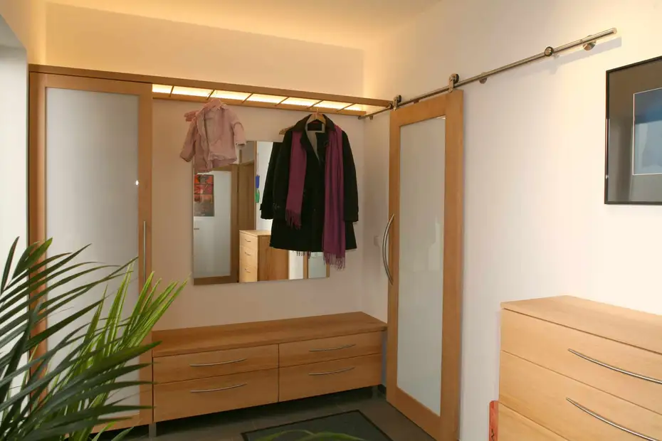 Schiebetür in Massivholz mit weißem Glas Schiebetür in Massivholz mit weißem Glas