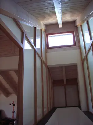 Innenausbau mit Rahmen und Türen aus Massivholz Innenausbau mit Rahmen und Türen aus Massivholz