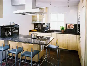 Granit an der Kochinsel in vier Zentimer Stärke 