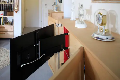 Schwenkbeschlag für den Fernseher im Massivholzmöbel 