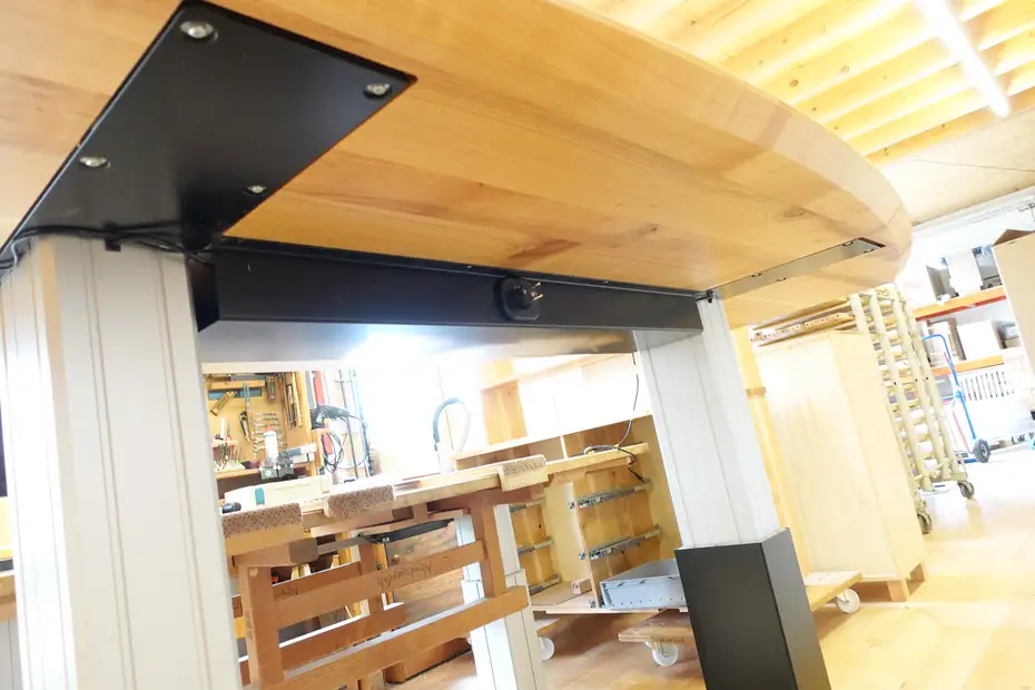 Tisch höhenverstellbar von unten 