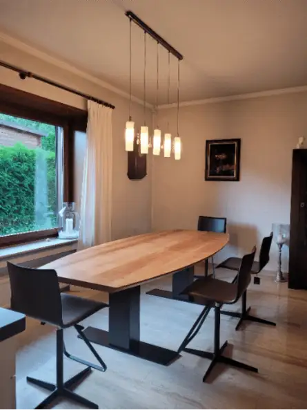 höhenverstellbarer Esstisch, der auch als Konferenztich verwendet werden kann 