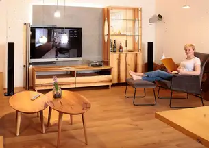 Hifi und TV-Möbel mit Keramikrückwand