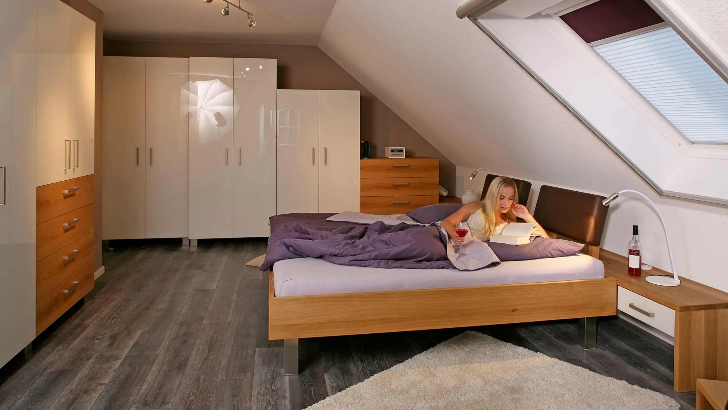 Schlafzimmer aus Eiche Massivholz mit weißen Glasfronten Schlafzimmer aus Eiche Massivholz mit weißen Glasfronten