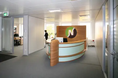 Empfangstheke mit Firmenlogo