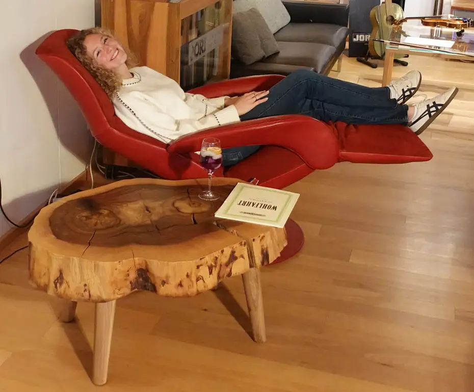 Nussbaum-Baumscheibe als Couchtisch mit Relaxsessel Symphony und Isabella Nussbaum-Baumscheibe als Couchtisch mit Relaxsessel Symphony und Isabella