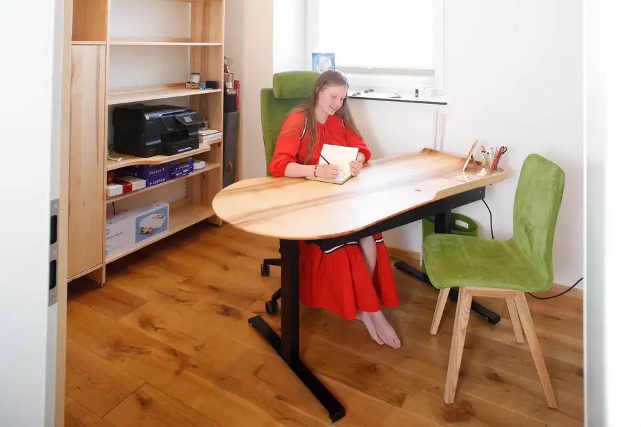 organisch geformter Massivholzschreibtisch in Esche organisch geformter Massivholzschreibtisch in Esche