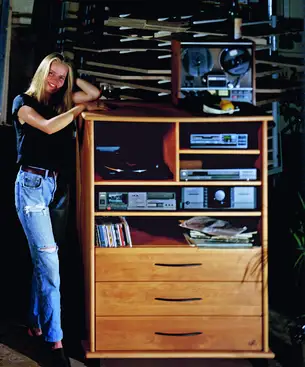 Perfekt angepasster Hifischrank in Buche