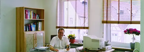 Dr. Kirschke mit roten Leiterbändern 