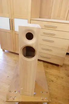 Massivholzlautsprecher mit Frontfräsung 
