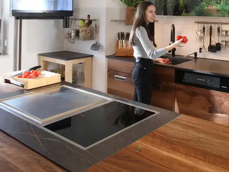 Nussbaum und Keramik mit großem Tepan Yaki 