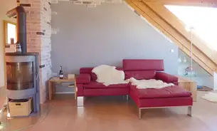 Sofa Shiva mit Vitrine und Essplatz