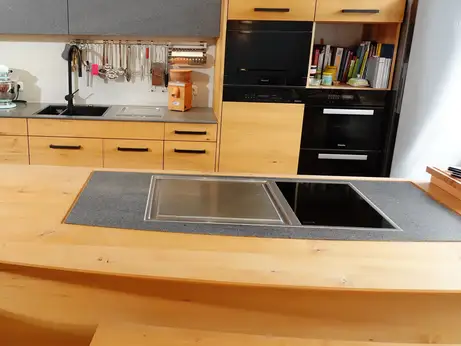 Granitplatte mit flächenbündigem Kochfeld in Holzkochinselplatte