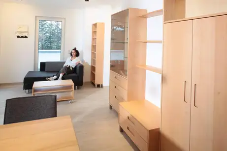 Komplett einrichten mit Platz für Bücher  im Penthaus 