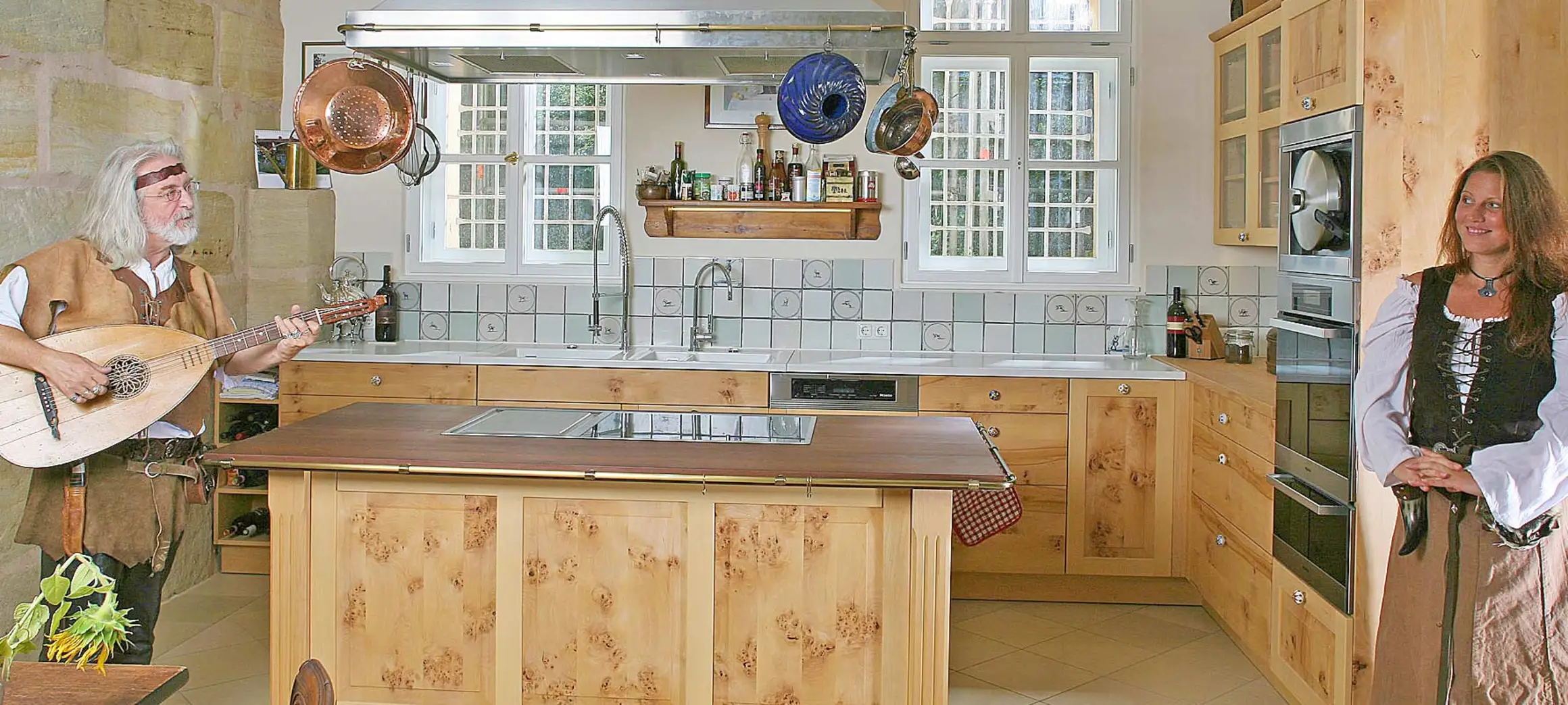 Landhaus-Massivholzküche Massivholzküche von Schloß Weiherhaus im Landhausstil