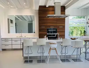 Möbelfront in weißem pulverbeschitetem Blech 