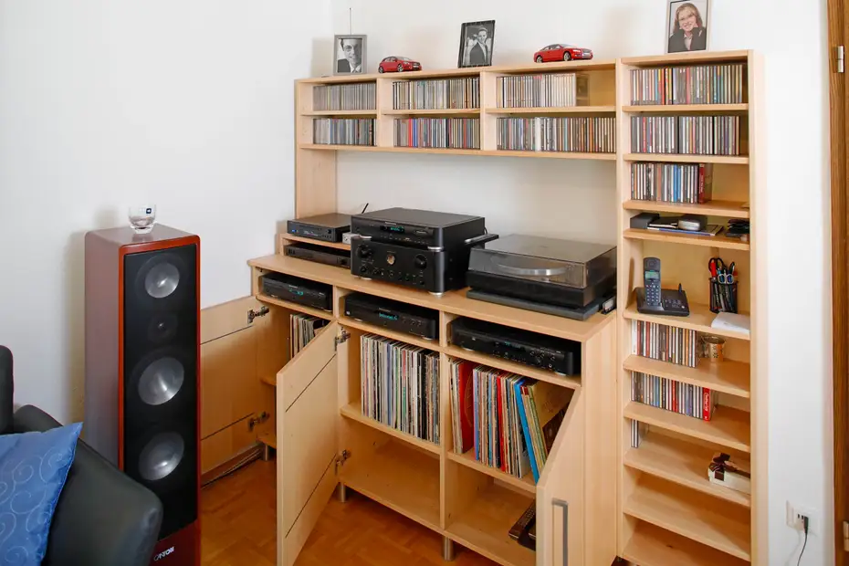 Schrankeinteilung mit U-Bügeln, die die Schallplatten stützen