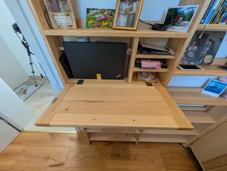 Stauraum hinter der Sekretärklappe Stauraum hinter der Sekretärklappe