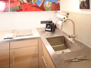 Edelstahlarbeitsplatte im Spülenbereich ums Eck 