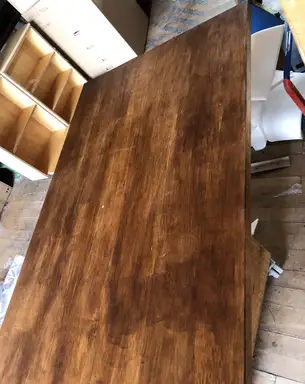 Falsche Oberfläche auf Massivholztisch 