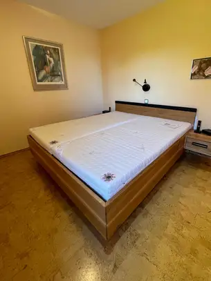 Massivholzbett in Eiche mit Lederdeko 