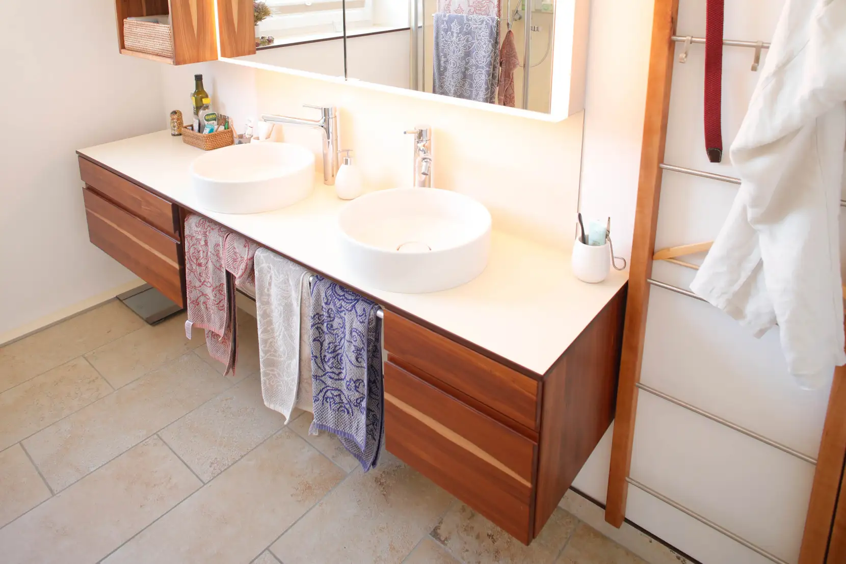 Waschtisch aus massiver Zwetschge