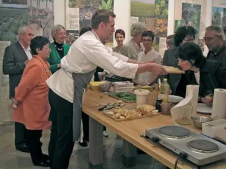 Andre´Köthe auf unserem Massivholztisch aus Roteiche.