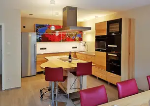 Massivholzküche mit Weinblattdekor