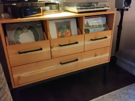 Schallplattenmöbel in Kirschbaum mit Rohstahl 