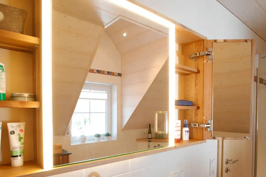 Spiegelschrank mit LED-Leuchten 