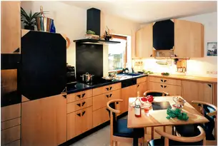 Abgekantetes Blech, blau pulverbeschichtet auf Holzrahmen aufgesetzt und seitlich sichtbar verschraubt 