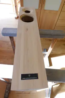 Frontfräsung auf der Massivholzboxenvorderseite 