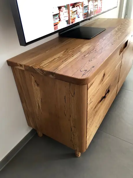 Schlichtes TV-Möbel in Buche 