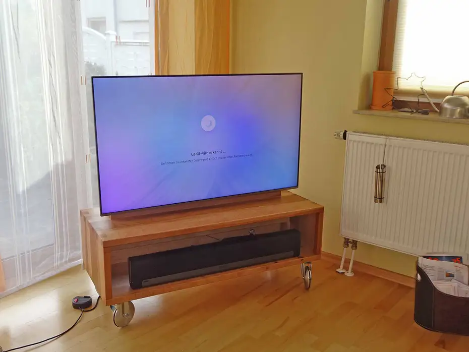 TV-Lowboard auf Rollen in Elsbeere gezinkt 