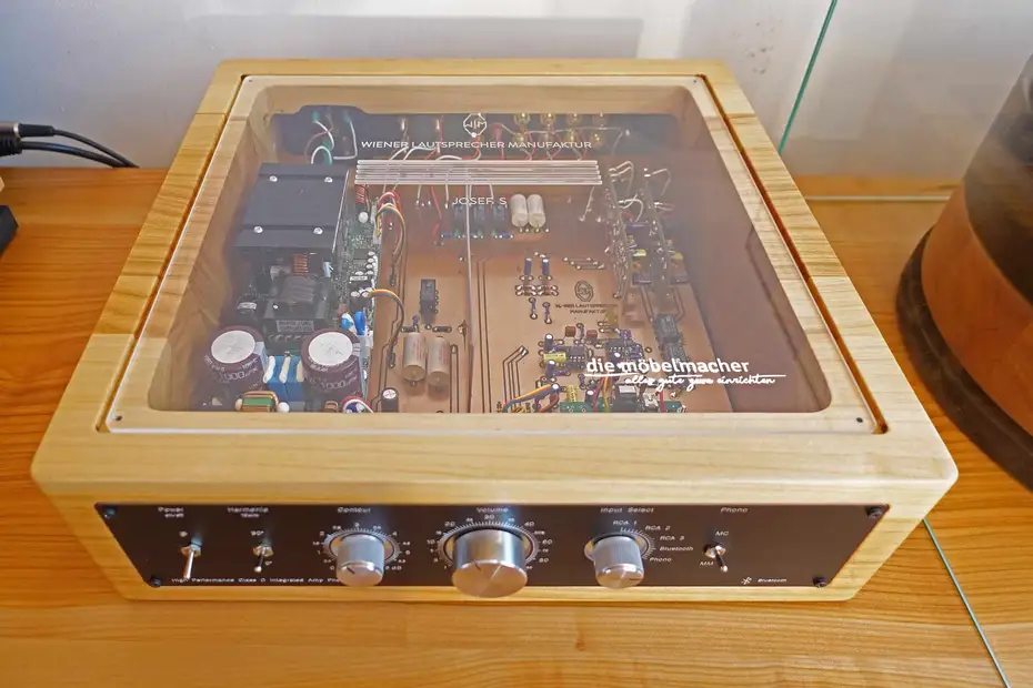 Verstärkergehäuse aus Massivholz