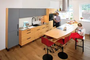 Massivholzküche aus Rüster mit Granitfronten Massivholzküche aus Rüster mit Granitfronten